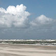 Ein sonniger, kalter Tag am Strand von Wangerooge. Der Sand ist verweht, das Mehr ist rau.